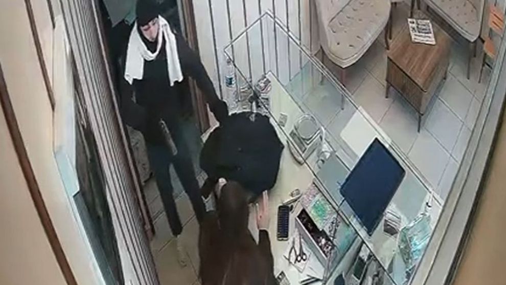 Soyguncuyu kadının çığlığı durdurdu!... Maskeli saldırgan paniğe kapıldı, eli boş kaçtı