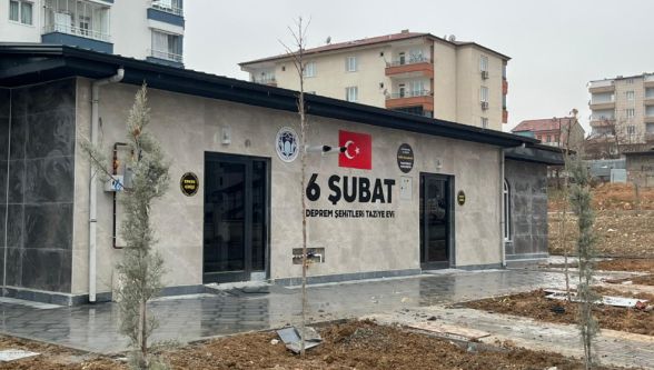 “6 Şubat Deprem Şehitleri Taziye Evi” adını verdi.