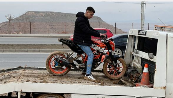 Akrobasi Yapan Motosikletliler Otoparka Çekiciyle Gittiler