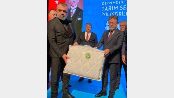 Bakan Yumaklı'ya Yün Yorganlı Teşekkür
