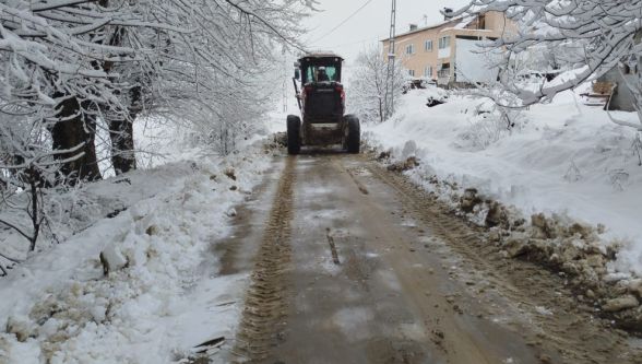 Ekipler 109 Mahalle Yolunda Karla Mücadele Ediyor