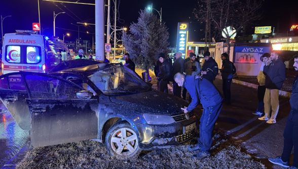 Kontrolden Çıkan Araç Direğe Girdi: Ağır Yaralı