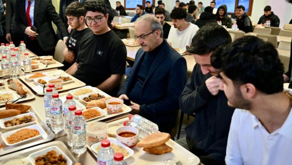 Valisi Yavuz Öğrenci Sofrasına Konuk Oldu