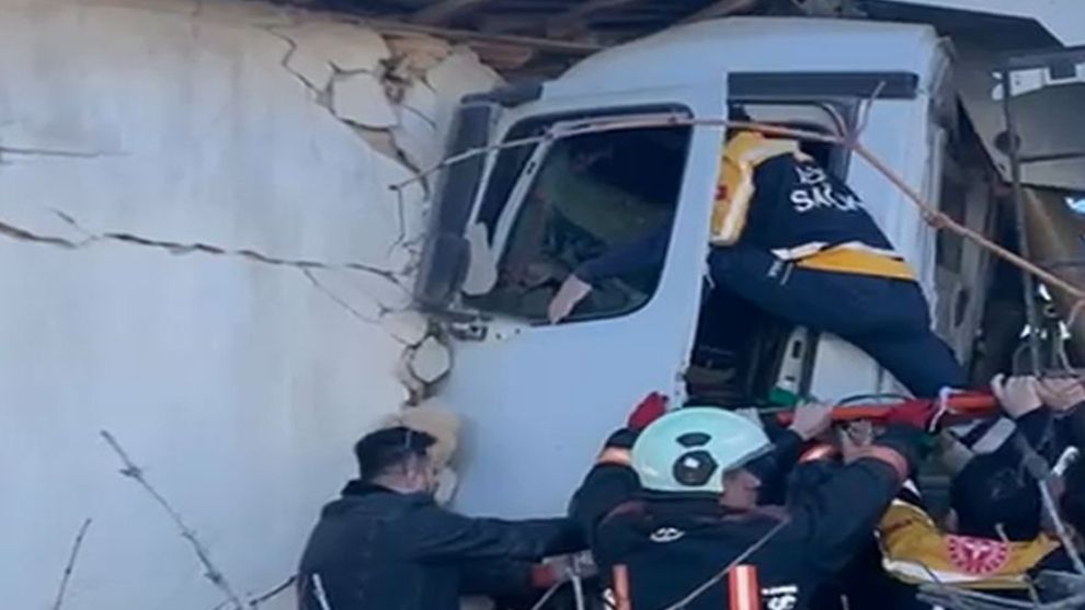 Malatya'da Freni Patlayan Kamyon Eve Girdi, Facia Kıl Payı Atlatıldı