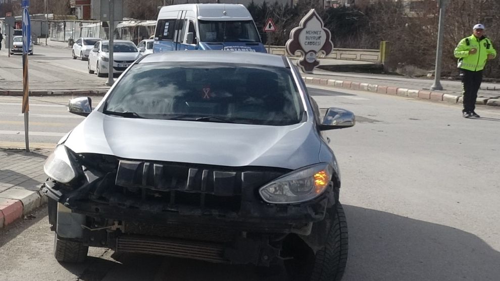 Malatya'da Otomobil ile Motosiklet Çarpıştı: Sürücü Kaçtı, 1 Yaralı