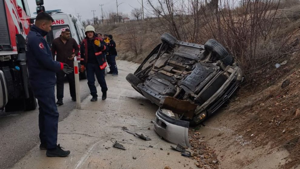 Malatya'da Otomobil Yoldan Çıkarak Devrildi: 6 Kişi Yaralandı