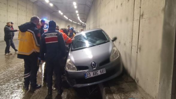 Erkenek Tüneli'nde otomobil duvara çarptı: 1 yaralı