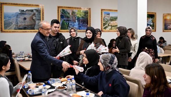 Malatyada Anlamlı İftar: Vali Yavuz Üniversiteli Gençlerle Sofrada Buluştu