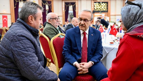 Protokol Değil, Aile İftarı: Yavuz Çifti Depremzedelerle Dertleşti