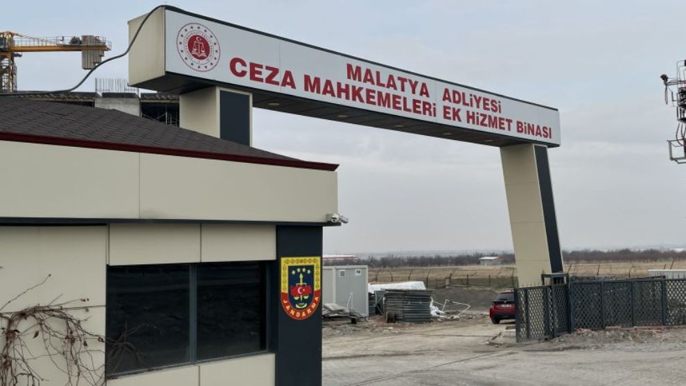 Depremde Yıkılan Binanın Sorumlularına  4 Yıl,  Belediye Personeline 2 Yıl Hapis