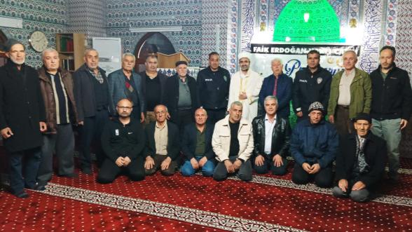 Cami Cemaatine Giden Polis Ekipleri Sürprizle Karşılaştı 