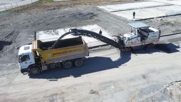 Konteyner kentten çıkan asfalt yol çalışmasına gidiyor