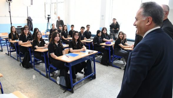 Malatya Lisesi'nde Rektör Akpolat'a diploma takdimi