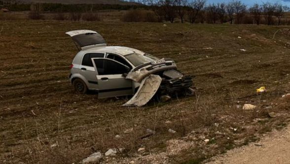  Otomobil Elektrik Direğine Çarptı: 3 Kişi Yaralandı