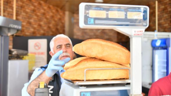 Kasabın eti, manavın etiketi: Yeşilyurt zabıtası bayram öncesi tartıyı kurdu!