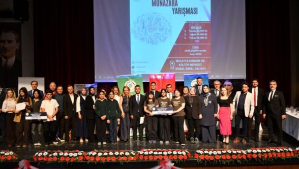 Öğrenciler Fikirleriyle Sahneye Çıktı