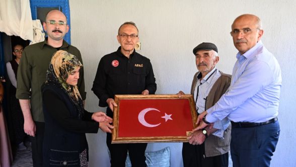 Vali Yavuz ve Başkan Er Şehit Nurettin Dalkılıç'ı Unutmadı